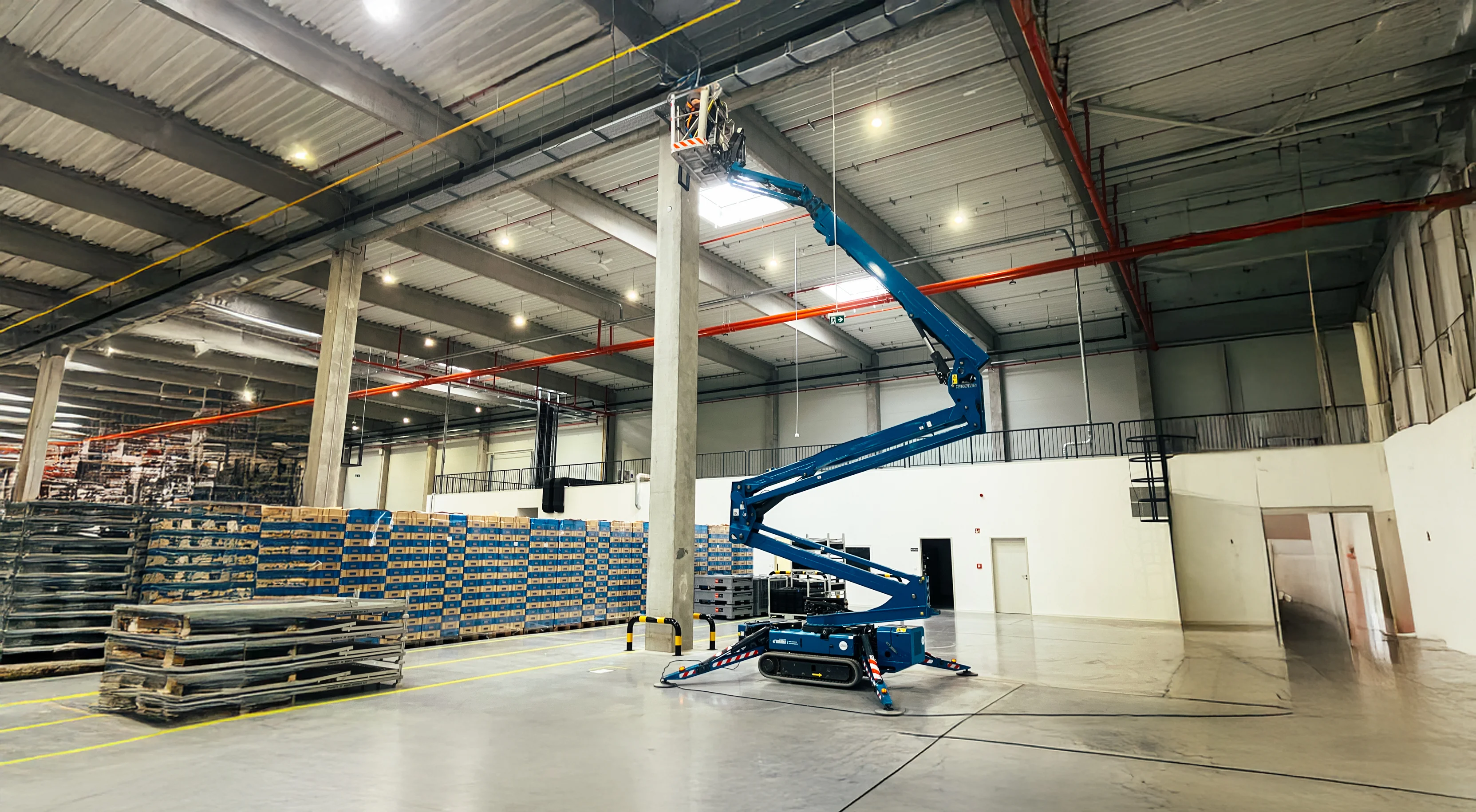 Kosaras emelőgéppel végzett magasban lévő munkák