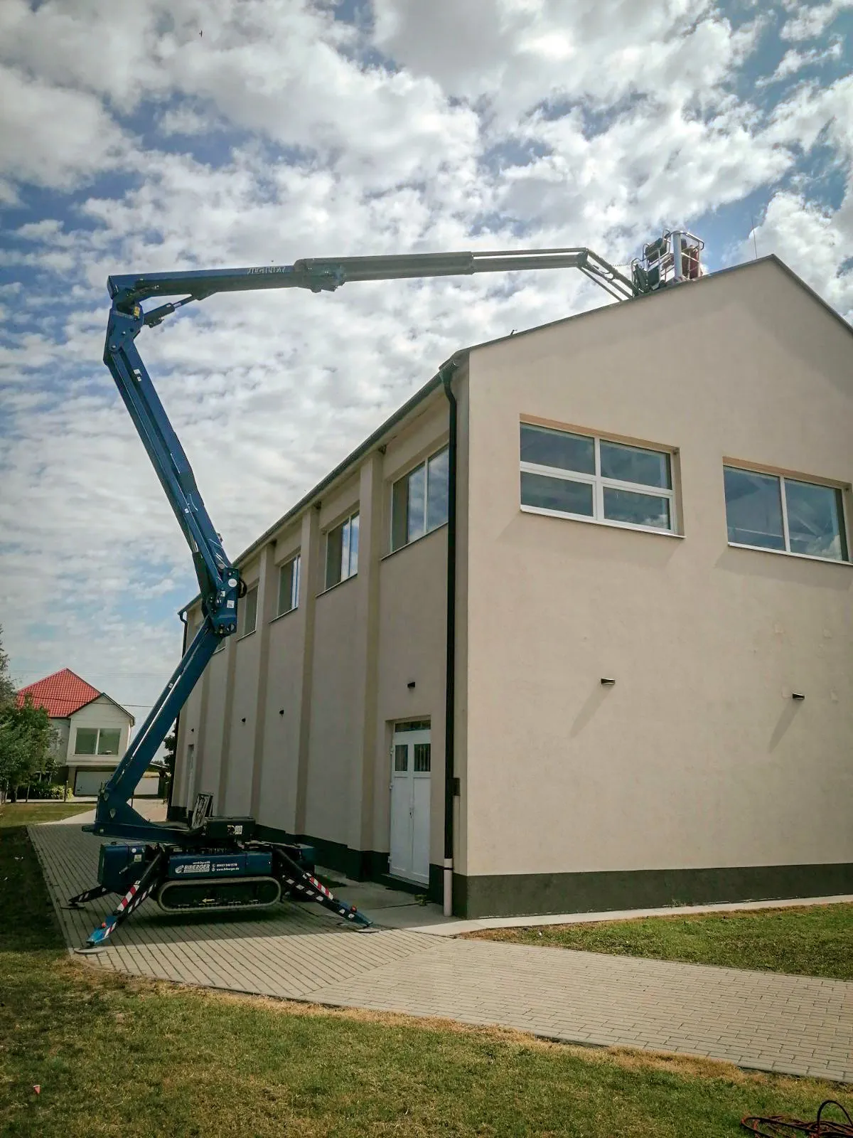 Kosaras emelőgépes tetőjavítás