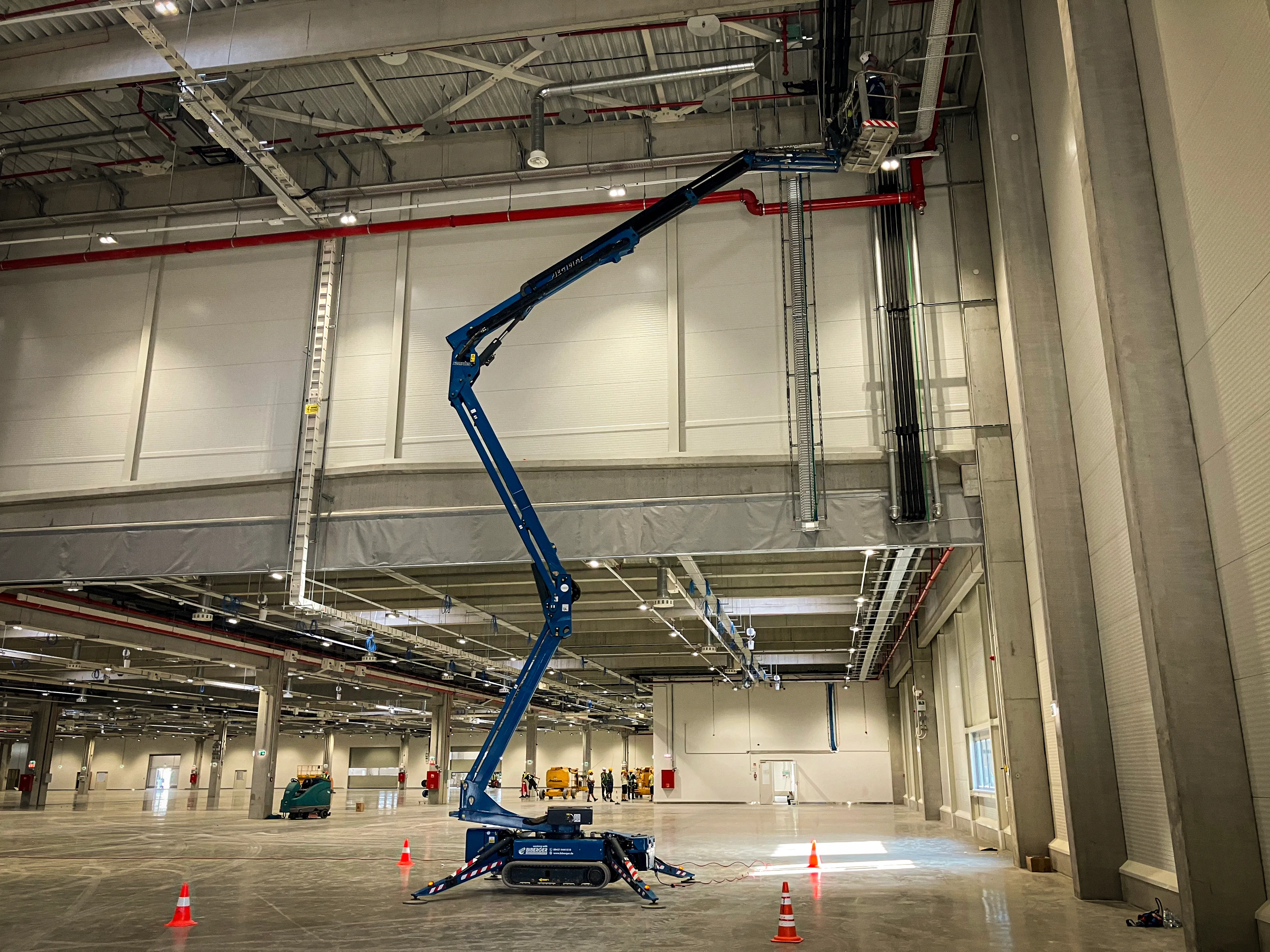 Csarnoktakarítás kosaras emelőgéppel