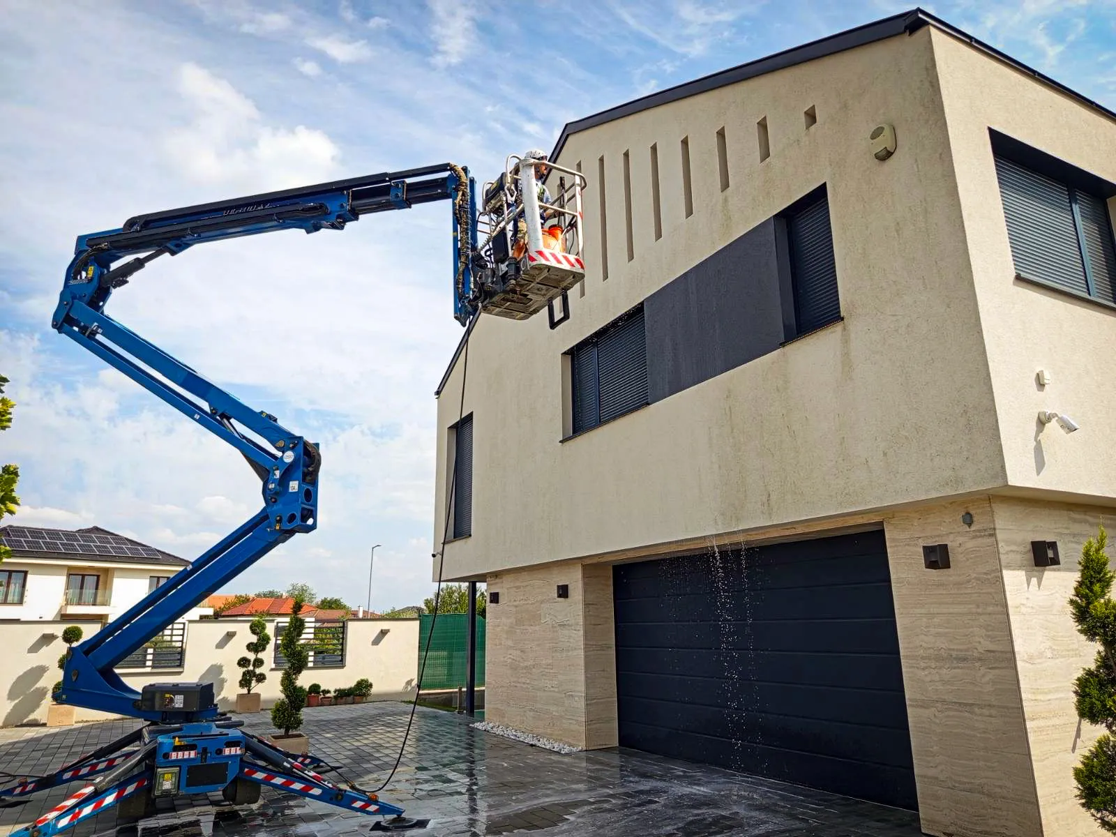 Homlokzattisztítás kosaras emelőgéppel
