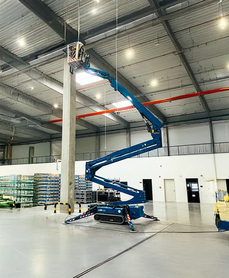 Személyemelő munkában - homlokzati munkák